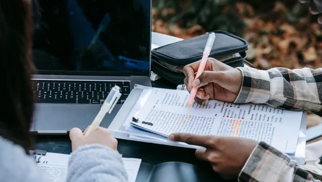 Cómo estudiar la prepa en línea mientras trabajas: consejos para personas ocupadas
