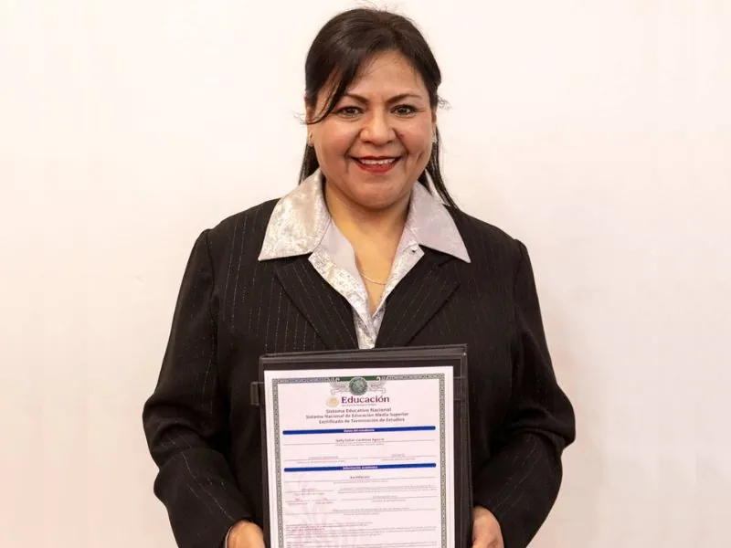 Graduada de Prepa IN mostrando su certificado oficial de preparatoria